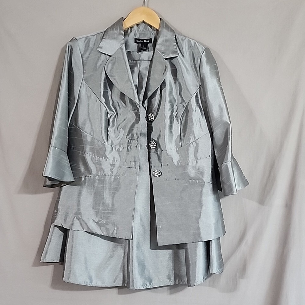 Dana Kay Gray Silver Shantung 2 Piece Skirt Suit Set‎ Size 8 Rhinestone Button